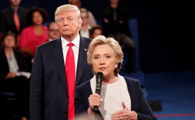 Hai ứng viên Hillary Clinton và Donald Trump tại một cuộc tranh luận năm 2016. Ảnh: Reuters