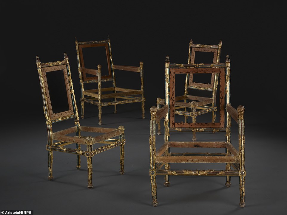 Những chiếc ghế này nổi tiếng vì không có đệm ngồi, lưng tựa và tay vịn (Nguồn: Dailymail)