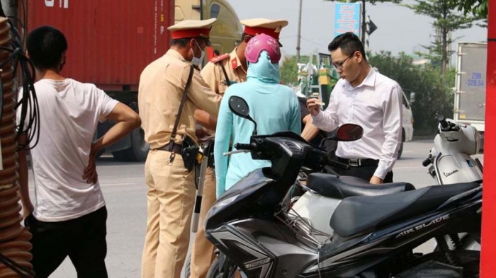 Hàng loạt các trường hợp người đi xe máy ngược chiều trên QL5 qua địa bàn thị trấn Trâu Quỳ, huyện Gia Lâm bị CSGT dừng xe xử lý