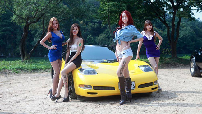 Bốn người mẫu tạo dáng xinh đẹp bên chiếc siêu xe
