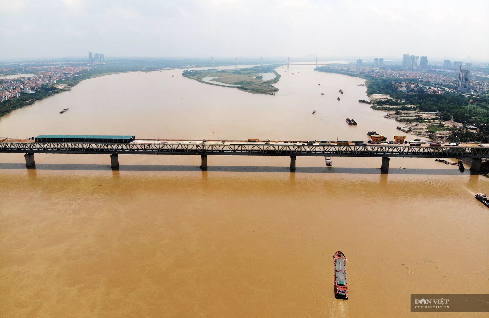 Emagazine: Ngày đêm hàn 1,5 triệu chiếc đinh lên mặt cầu Thăng Long - 18