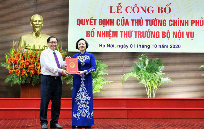 Bộ trưởng Lê Vĩnh Tân trao quyết định cho bà Phạm Thị Thanh Trà - Ảnh: Bộ Nội vụ