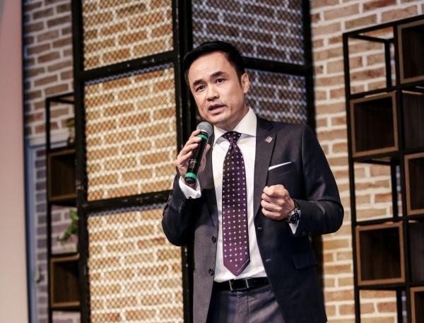 Louis Nguyễn tên thật là Nguyễn Thế Lữ, ông là một doanh nhân thành đạt nổi tiếng và là một gương mặt quen thuộc trong giới đầu tư TP.HCM khoảng 10 năm trở lại đây.