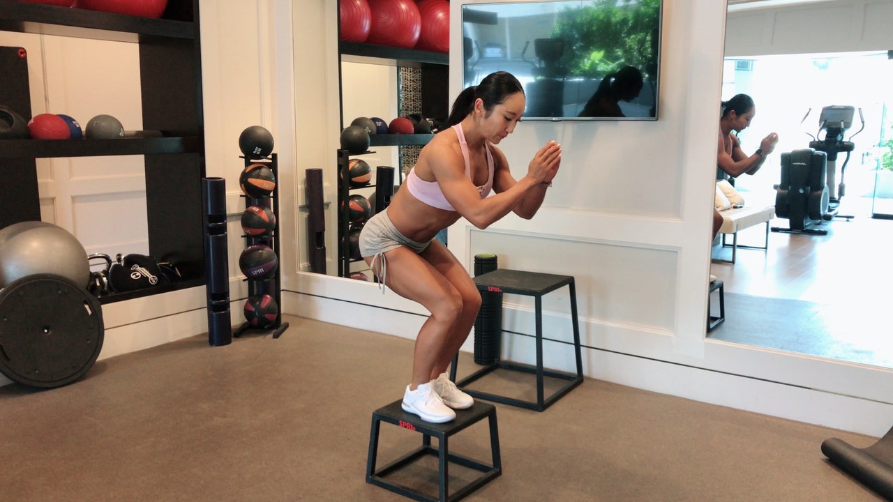 Squats là động tác phổ biến trong các bài tập và đạt hiệu quả tốt cho vòng ba và cả vòng hai.