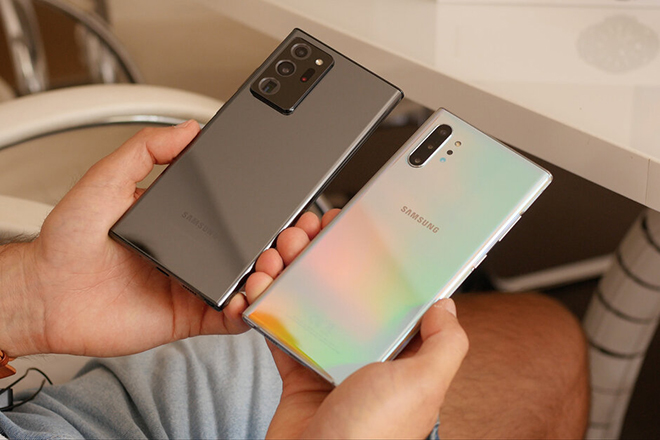 Galaxy Note 10+ (phải).