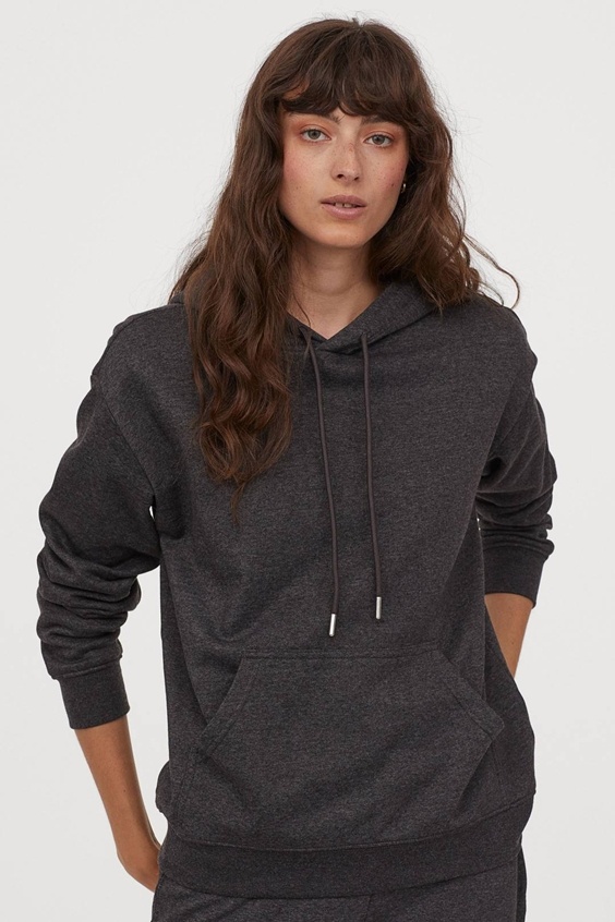 Một chiếc áo hoodie màu xám than phù hợp với rất nhiều màu sắc giúp bạn dễ dàng trong việc lên đồ.