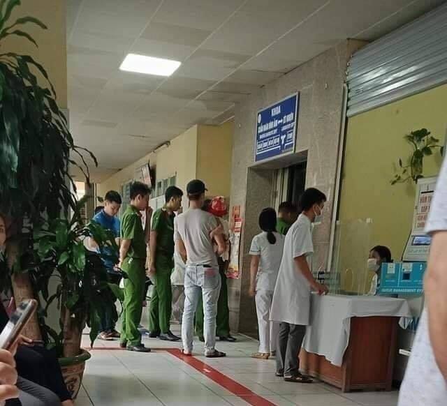 Người nhà bệnh nhân cùng cơ quan chức năng tại bệnh viện.