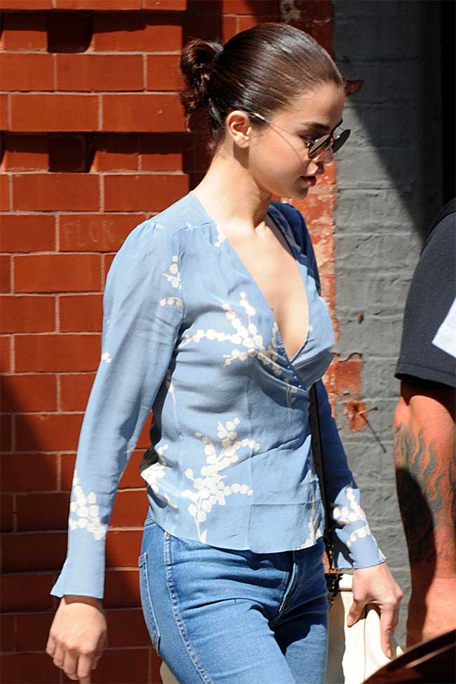 Selena Gomez dịu dàng và nữ tính khi mặc áo hoa, thả vòng 1 tự do.Chất liệu vải dày dặn giúp cô che những vị trí nhạy cảm.
