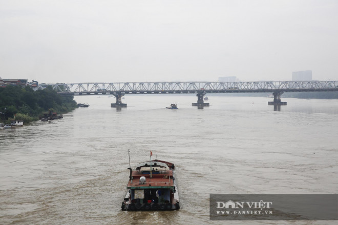 Ghi nhận sáng ngày 3/10, tại khu vực cầu Chương Dương và Long Biên (Hà Nội), mực nước sông Hồng trên mức 4,2m. Tuy lên cao nhưng vẫn thấp hơn nhiều so với mức báo động 1 (9,5m).