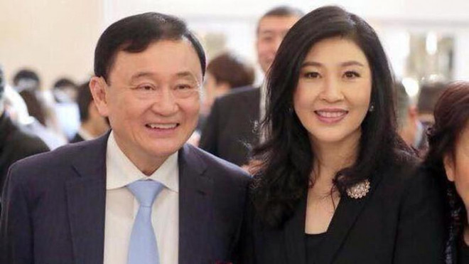 Cựu Thủ tướng Thái Lan Thaksin (trái) cùng em gái là bà Yingluck (phải)