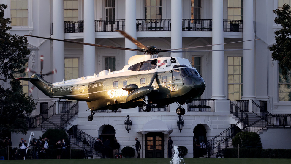 Trực thăng Marine One đưa ông Trump từ Nhà Trắng đến bệnh viện.