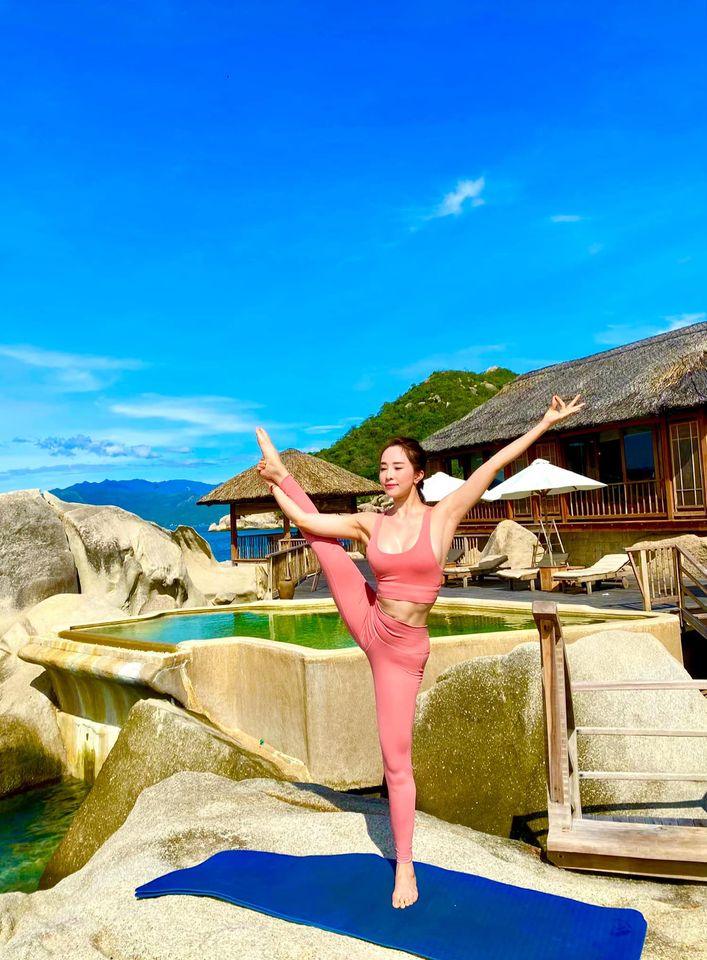 Quỳnh Nga luyện tập cả yoga truyền thống cũng như yoga bay.