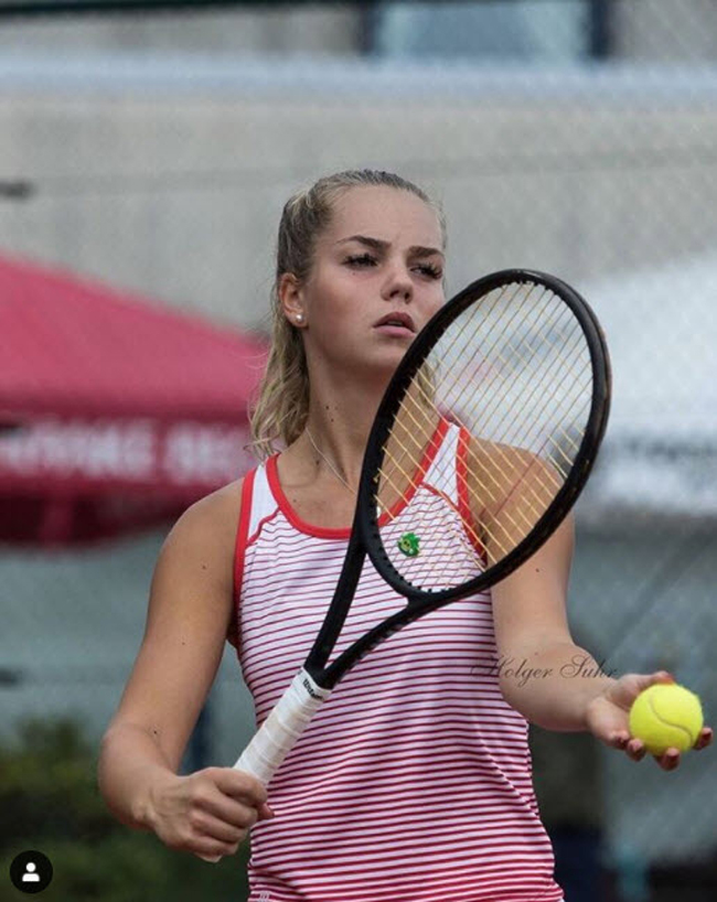 Mẹ cô là một vận động viên bóng chuyền và cha cô chơi quần vợt trong Đội tuyển Davis Cup Latvia.
