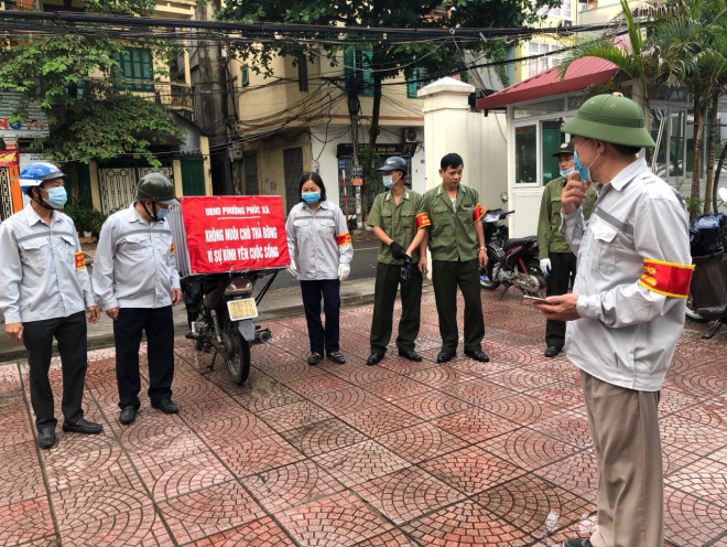 Các phường trên địa bàn quận Ba Đình tổ chức lực lượng bắt chó thả rông