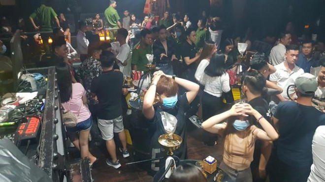 Công an Cần Thơ kiểm tra quán bar có 32 cô gái uống bia, hút shisha - 1