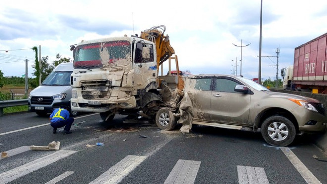 Cao tốc TP.HCM – Trung Lương kẹt xe nghiêm trọng sau tai nạn - 1