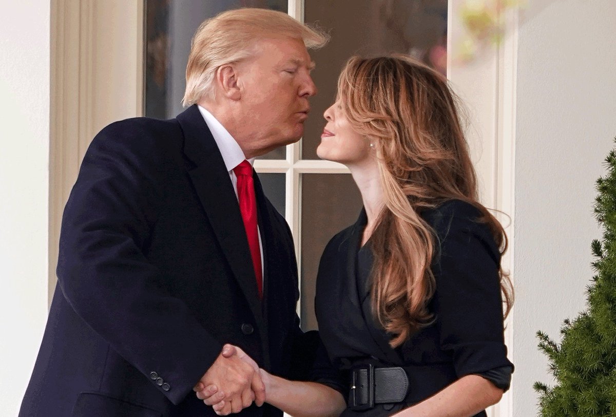 Ông Trump thường xuyên tiếp xúc gần với nữ cố vấn mà không đeo khẩu trang (ảnh: CNN)