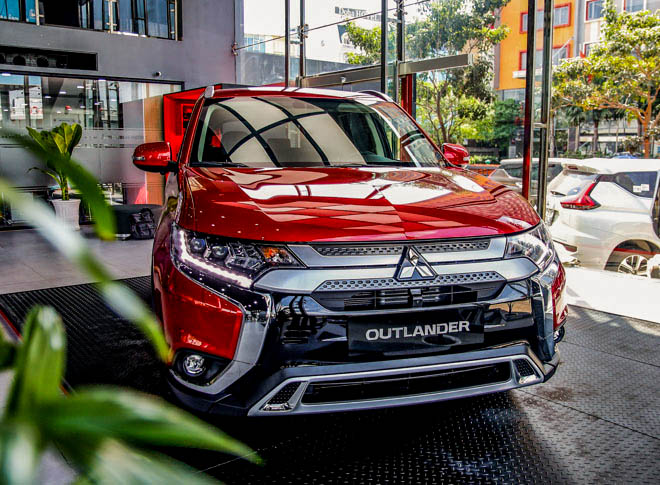 Mitsubishi Outlander giảm giá &#34;xả kho&#34; tới 160 triệu đồng - 3