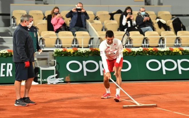 Djokovic làm hộ phần việc của đội ngũ nhân viên&nbsp;trong sân