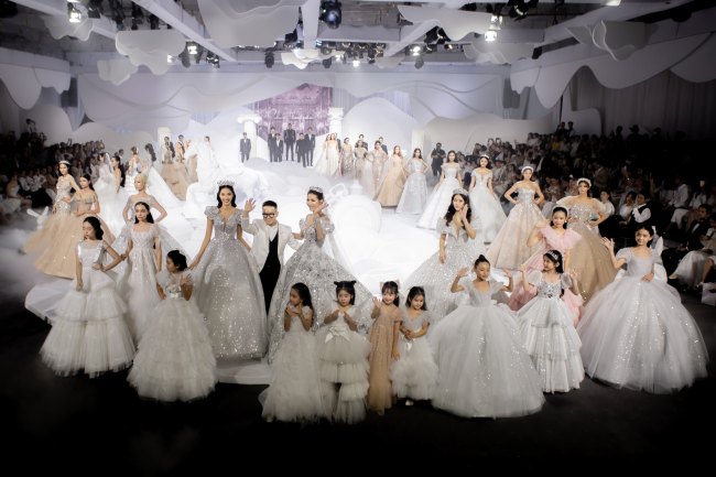 Hình ảnh cô dâu mặc váy cưới đẹp, lấp lánh - META.vn