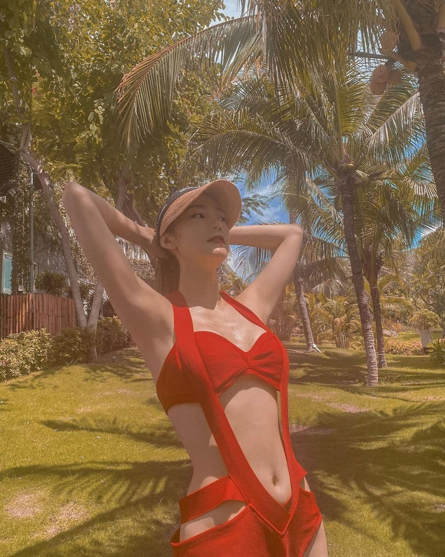 Diện bikini đỏ với thiết kế phá cách, Minh Hằng trở thành điểm nhấn trong dàn mỹ nhân Việt khoe vẻ đẹp cơ thể với trang phục đồ tắm.
