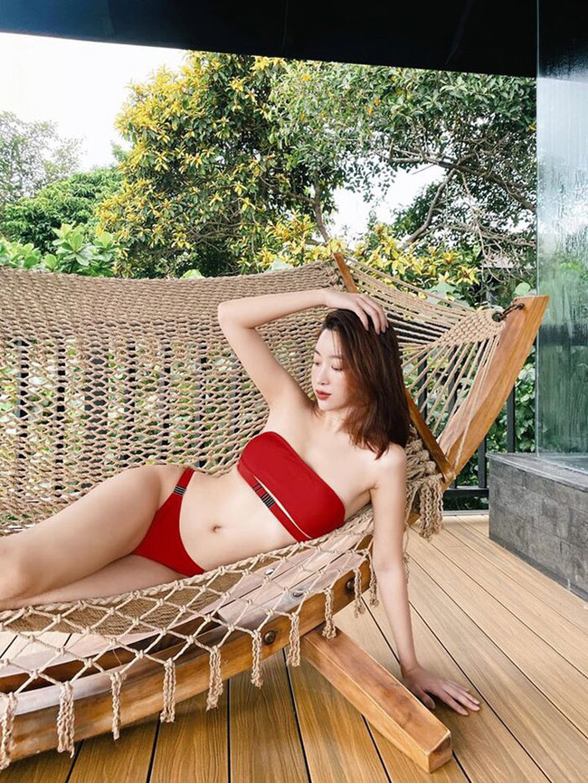 Loạt ảnh bikini đỏ của Mỹ Linh gây chú ý bởi đây là dịp hiếm hoi nàng hậu ngoan hiền này khoe thân hình gợi cảm.

