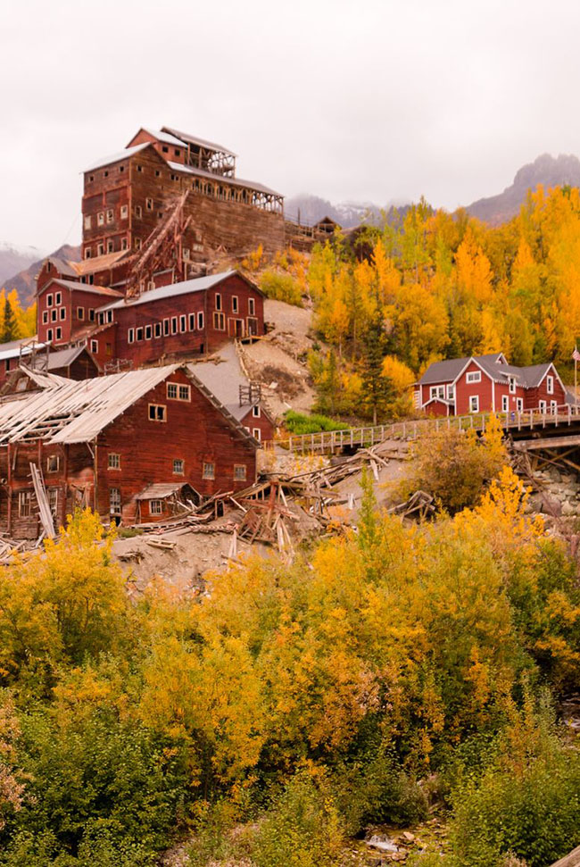 Kennecott, Alaska, Mỹ: Được bao phủ bởi sương mù và những tán lá mùa thu quyến rũ trong vùng hoang dã Alaska, Kennicott Mines trông thật sự lãng mạn và rực rỡ trong sắc màu cam đỏ. 
