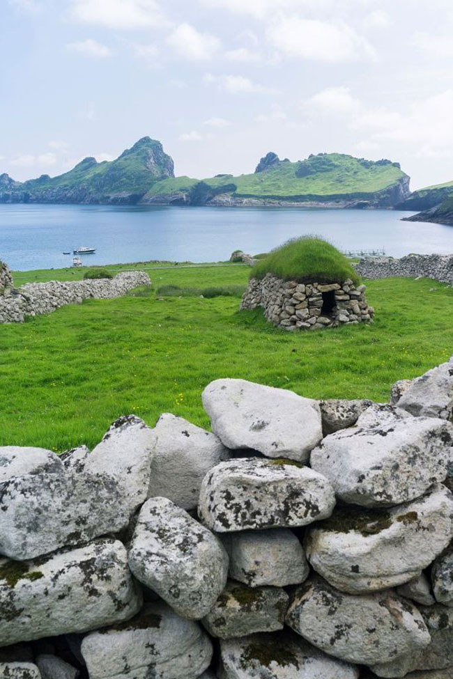 Hirta, Scotland: Trong khi đây từng là một hòn đảo tươi tốt nhưng đến nay những công trình kiến trúc bằng đá bị bỏ hoang nằm rải rải trên khắp các cánh đồng khiến nó đẹp một cách dịu dàng.
