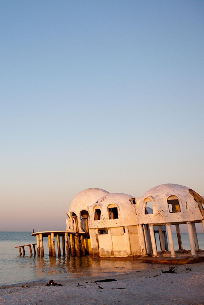 Dome Homes, Florida, Mỹ: Ngay ngoài khơi bờ biển của Đảo Marco ở Cape Romano, Florida là một cấu trúc trông giống như một tàu vũ trụ của người ngoài hành tinh bị bỏ hoang.
