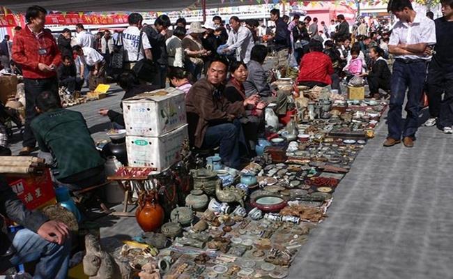 Vào ngày cuối tuần, bạn sẽ thấy có thêm nhiều gian hàng hơn so với ngày thường.
