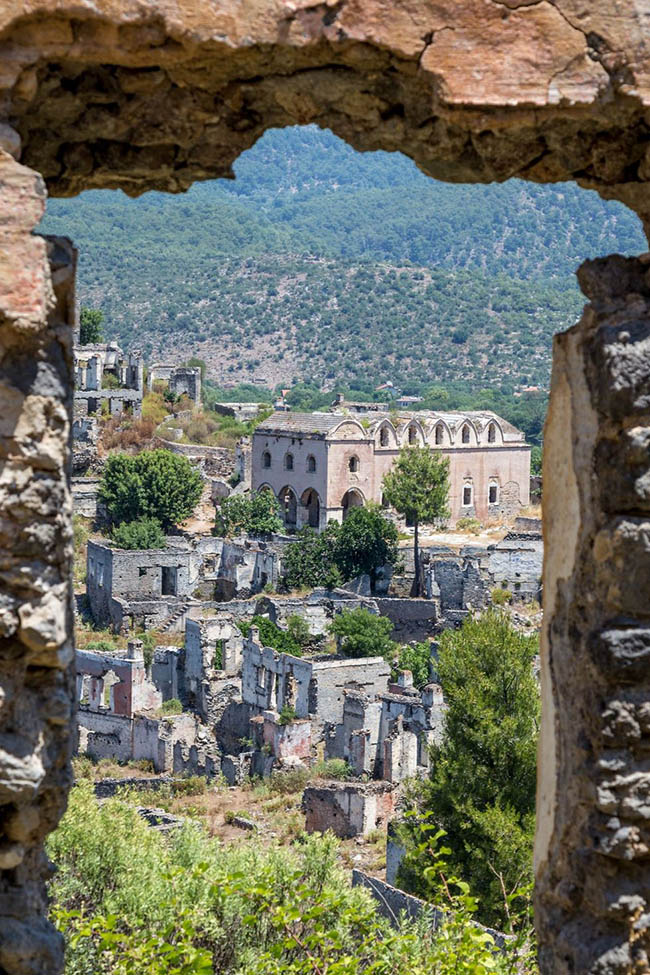 Kayakoy, Thổ Nhĩ Kỳ: Thị trấn nép mình trong dãy núi Taurus này đã bị bỏ hoang vào những năm 1920. Ngày nay, có khoảng 350 ngôi nhà bị bỏ hoang khiến thị trấn mang một vẻ đẹp u buồn đầy thơ mộng. 
