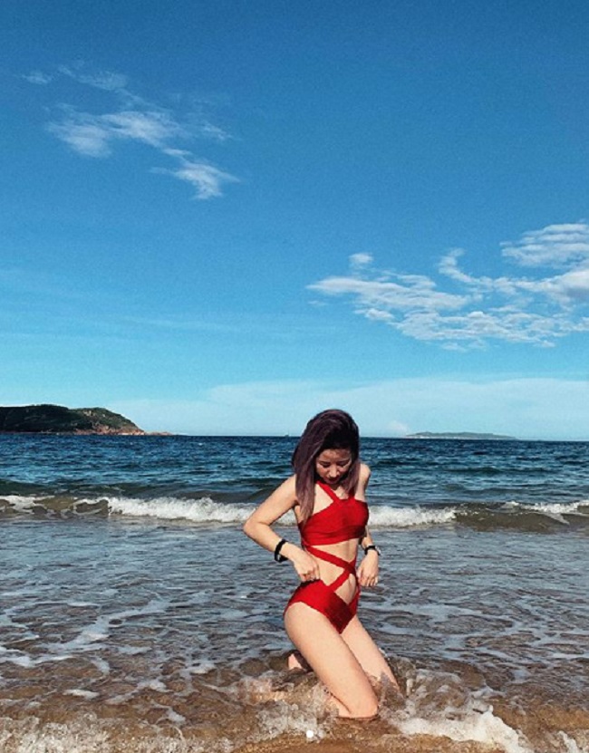 Nữ sinh 10x cũng rất thích đi du lịch và chăm chỉ update những tấm hình diện bikini khoe thân hình nóng bỏng trên bờ biển.
