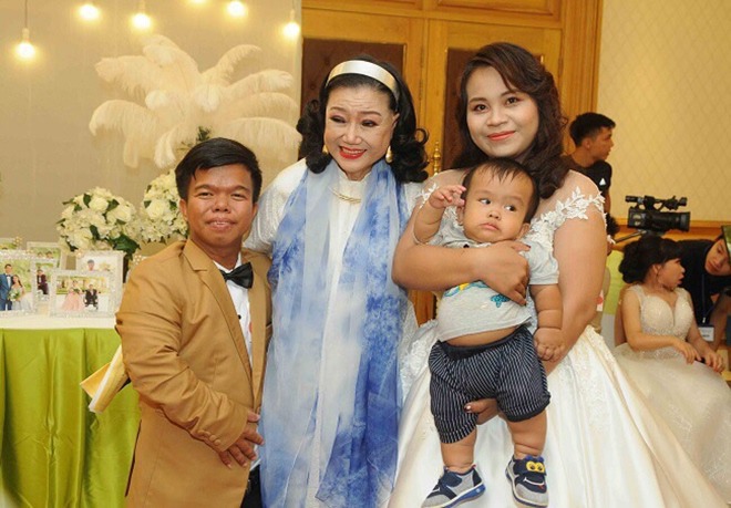Vợ chồng Duy Phát - Bé Ngọc trong đám cưới tập thể khi con trai lớn được 14 tháng tuổi.