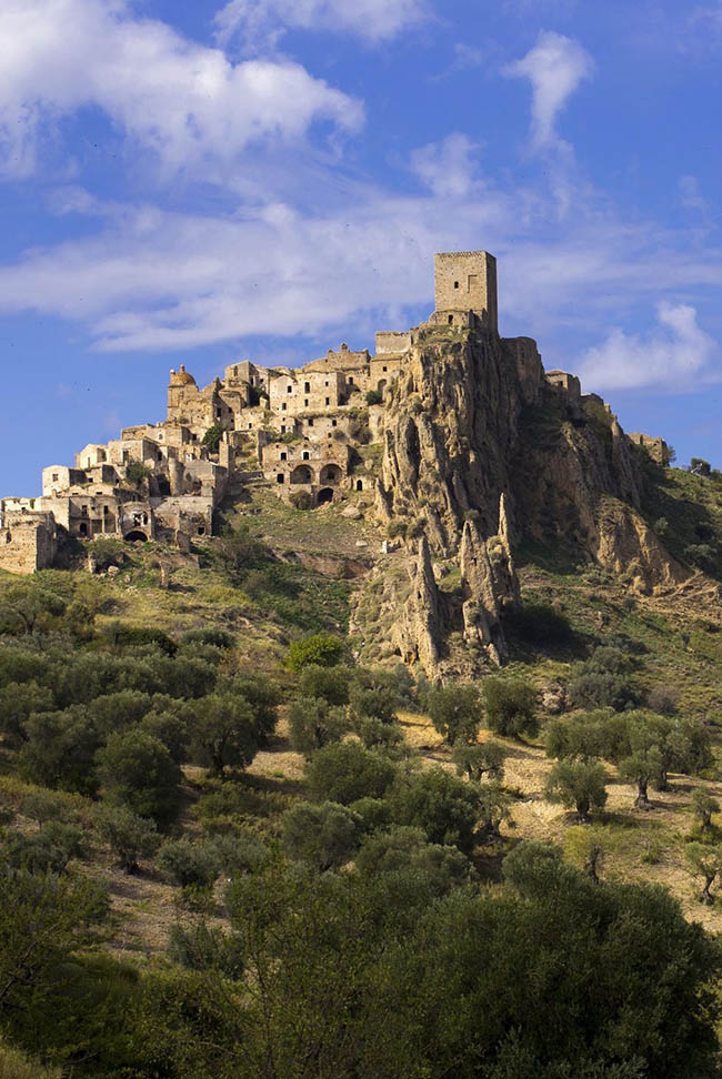 Craco, Italia: Được xây dựng từ năm 540, giờ đây thị trấn Craco là một địa điểm cổ xưa nổi bật đến mức thậm chí nó còn được dùng làm bối cảnh cho những bộ phim như The Passion of the Christ.
