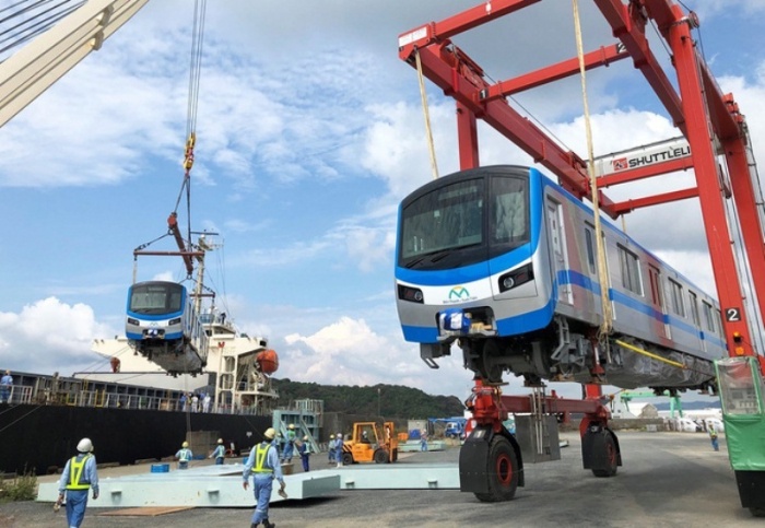 3 toa tàu metro số 1 được đưa lên tàu thuỷ về VN, hình chụp tại cảng Kasado (Nhật Bản) hôm 30/9