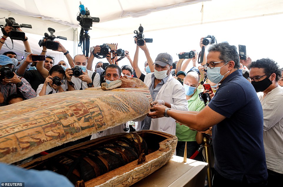 Các nhà khảo cổ mở nắp quan tài chứa xác ướp 2.500 năm tuổi.