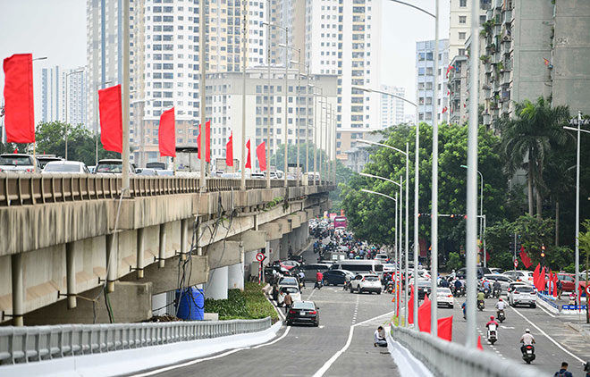 Mỗi bên cầu vượt được thiết kế một nhánh lên xuống kết nối với đường vành đai 3 trên cao và cầu vượt phía dưới