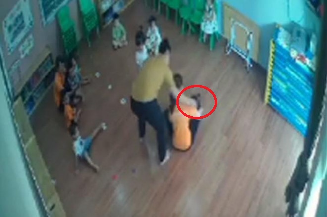 Hình ảnh người đàn ông túm tóc, đánh vào mặt cháu bé 2 tuổi. Ảnh chụp màn hình.