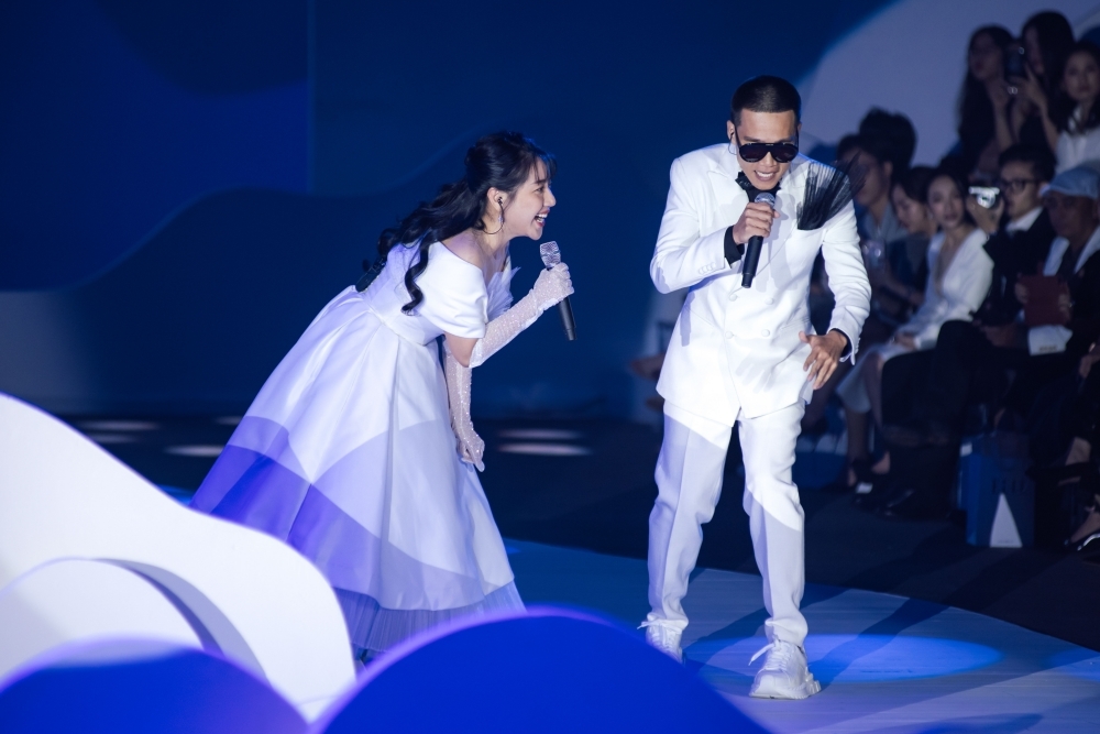 Clip: Lão Đại Wowy&nbsp;và NTK Phạm Đăng Anh Thư song ca "Thiên Đàng"