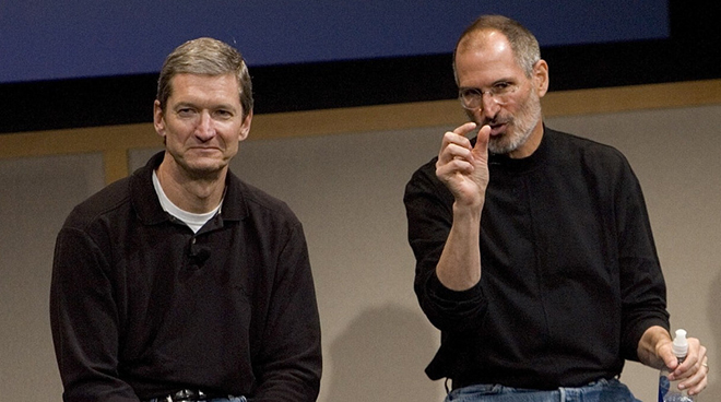 Tim Cook và Steve Jobs.