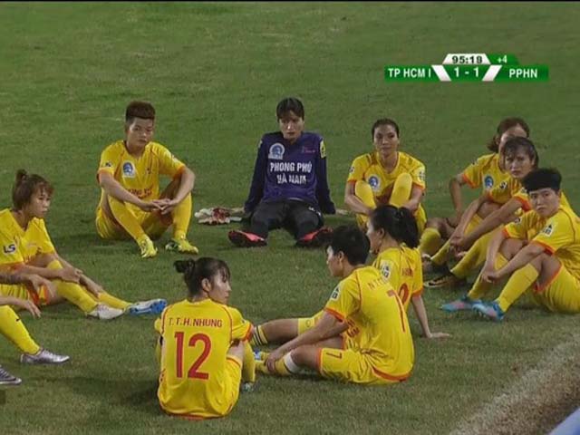 Cầu thủ PP Hà Nam bỏ ra sân ngồi