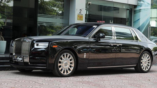 Chiếc xế sang Rolls-Royce Phantom VIII được đưa về Việt Nam bởi doanh nghiệp nhập khẩu tư nhân. Mẫu xe này thuộc phiên bản EWB (trục cơ sở kéo dài)
