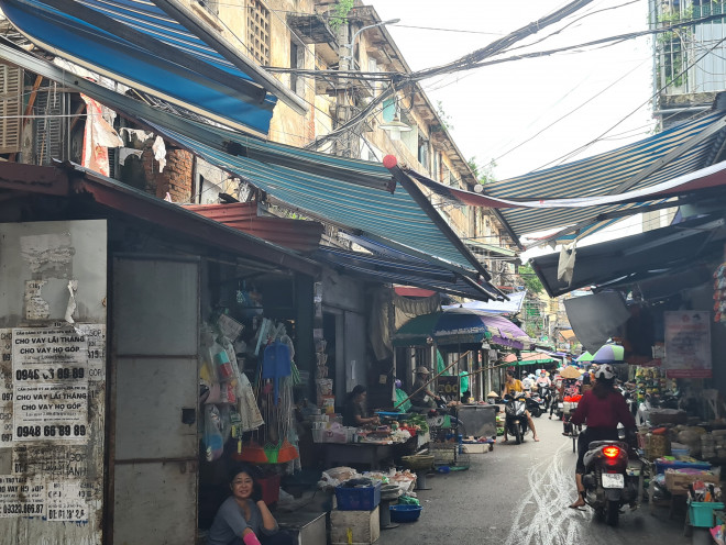 Ngay dưới lô chung cư là chợ dân sinh với mật độ người dân qua lại rất đông. Nhiều người tỏ ra lo lắng khi ngày ngày sinh sống, buôn bán dưới tòa nhà xuống cấp, tiềm ẩn nguy cơ xảy ra sự cố.