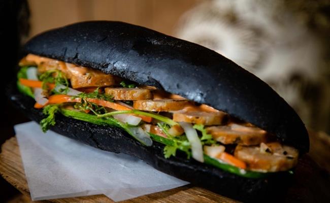 Bánh mì than tre là loại bánh mì đen đang “nổi như cồn” trên mạng. Nó còn có tên gọi vui là bánh mì “bóng đêm”
