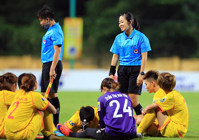 Các cầu thủ Phong Phú Hà Nam dù được trọng tài thuyết phục vẫn không trở lại sân thi đấu.