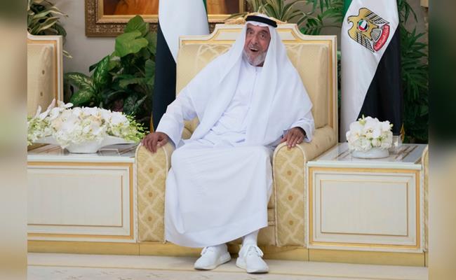 Quốc vương Sheikh Khalifa bin Zayed Al Nahyan vừa cai trị Abu Dhabi, vừa là chủ tịch của UAE. Tài sản của ông có khoảng 15 tỷ USD, chủ yếu có được nhờ giữ chức chủ tịch của Quỹ đầu tư Abu Dhabi - tổ chức quản lý dự trữ dầu thừa của UAE.
