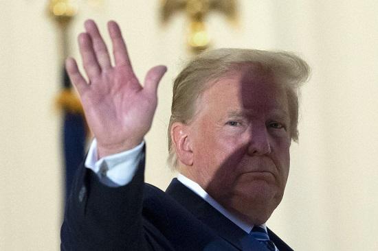 Tổng thống Donald Trump vẫy tay chào khi trở về Nhà Trắng hôm 5/10. Ảnh: AP.