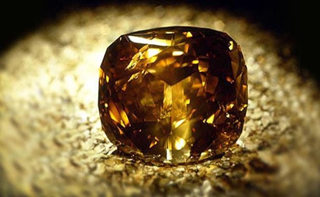 Ngoài ra, Vua Maha Vajiralongkorn còn sở hữu viên kim cương Golden Jubilee nặng 545 carat. Đây là viên kim cương nhiều góc cạnh lớn nhất thế giới.
