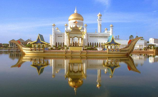 Quốc vương Bolkiah sống trong cung điện lớn nhất thế giới, ước tính trị giá 350 triệu USD với bộ sưu tập siêu xe sang trọng và hàng loạt máy bay.
