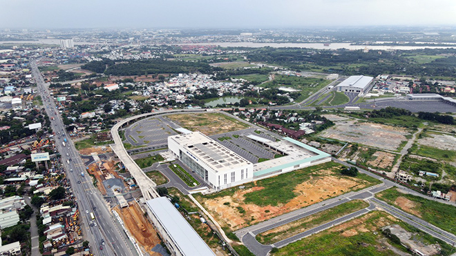 &nbsp;Mặt tiền của bến xe Miền Đông mới nằm bên Quốc lộ 1 và tuyến Metro Bến Thành – Suối Tiên. Bến xe Miền Đông khi đi vào hoạt động được kỳ vọng sẽ giảm tải kẹt xe khu vực bến xe Miền Đông cũ (quận Bình Thạnh), kết nối giao thông cửa ngõ phía Đông của TP.